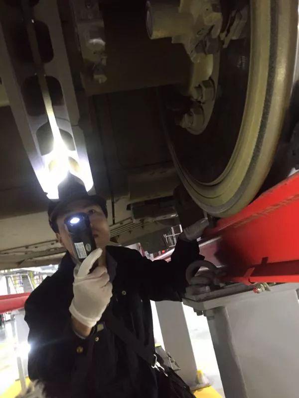 90后动车掏粪工视频,90后掏大粪小哥