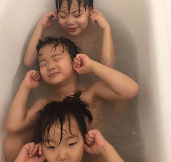 宋一国的三胞胎搞笑视频,宋一国三胞胎探班视频