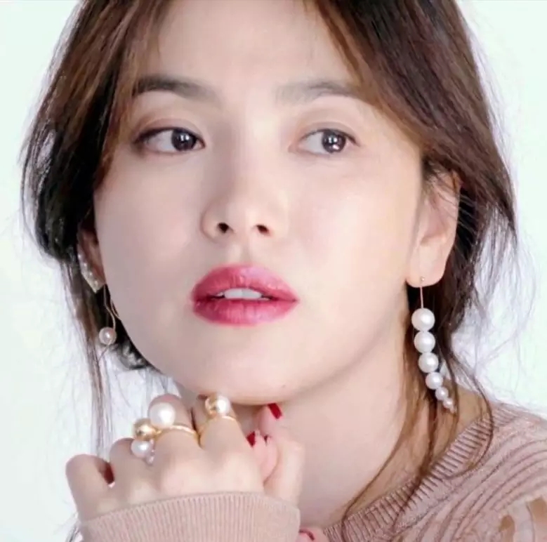 脸型偏肉感的女人穿衣风格,长脸型女生怎么穿衣服好看