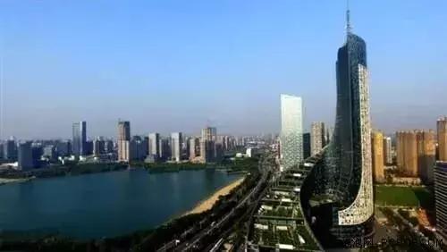 变革！中介费买卖双方共担，等待抄底的人们怕要失望啦！