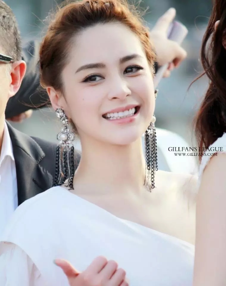 脸型偏肉感的女人穿衣风格,长脸型女生怎么穿衣服好看