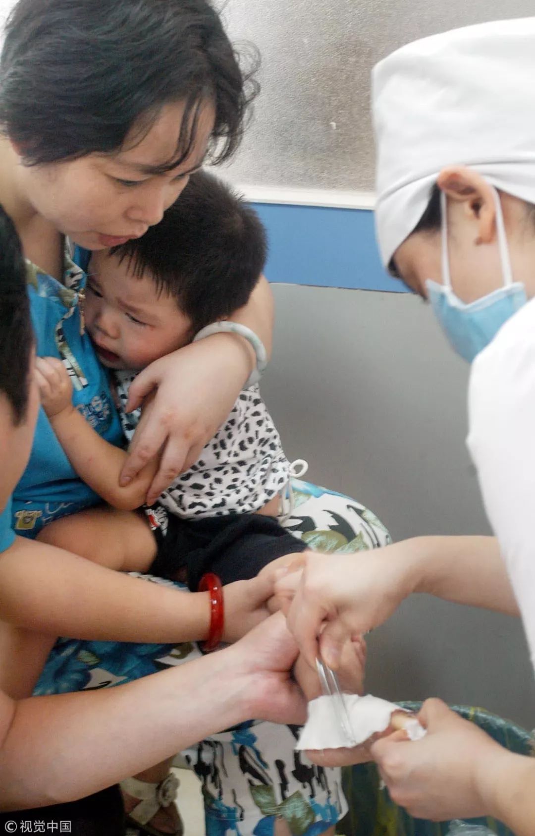 两岁孩子被父母用开水灌喉治病，偏方真会害死人