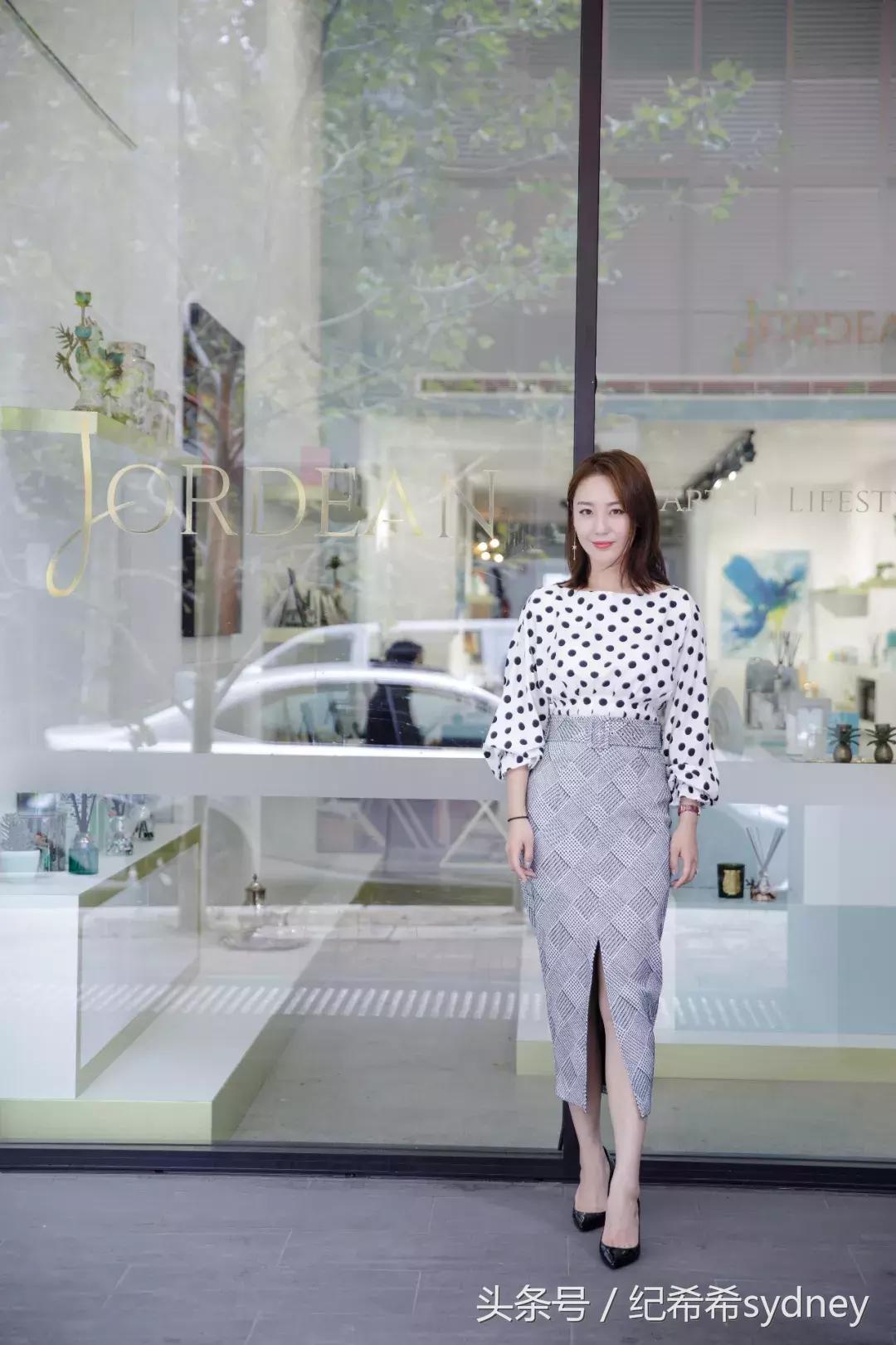 买了两双几乎一样的高跟鞋,想买一双大红的高跟鞋