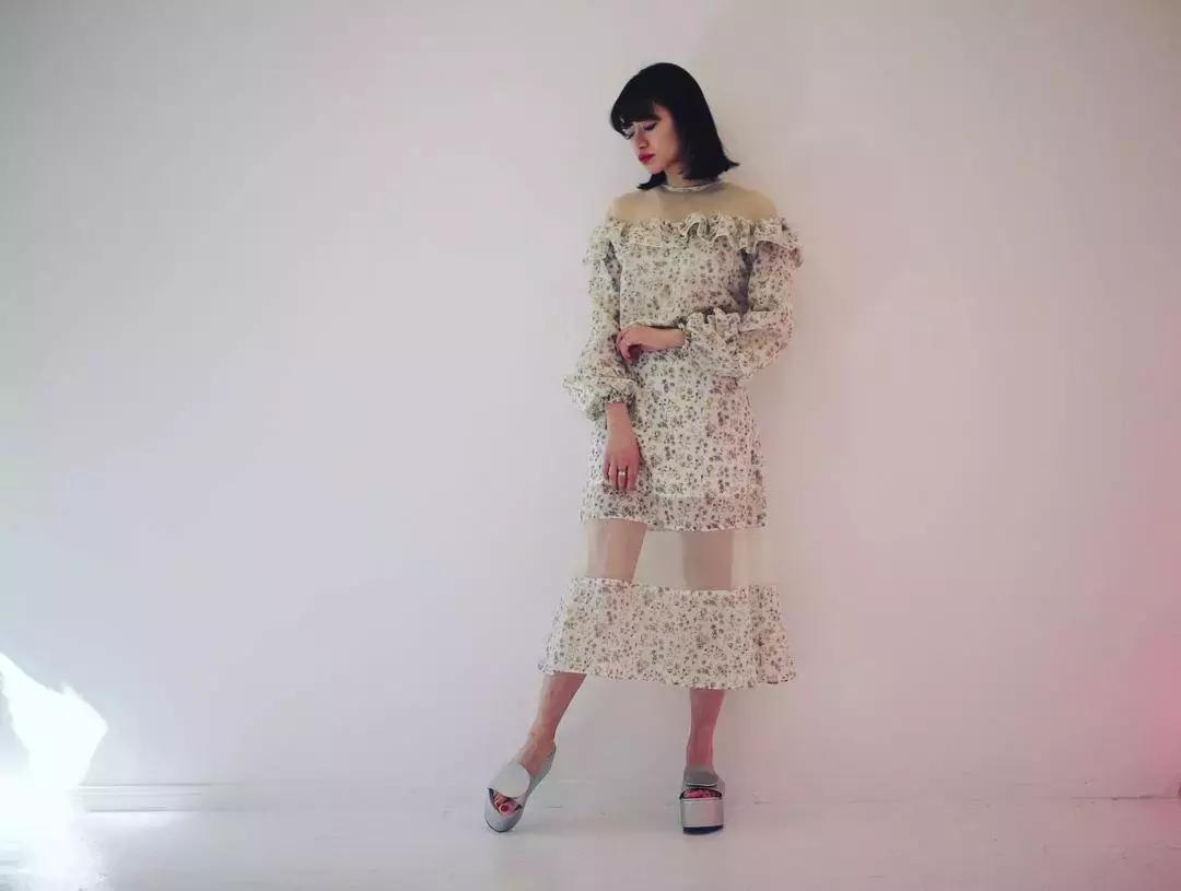 小众轻奢单鞋秋冬搭裙子,仙气裙子搭配的小白鞋推荐
