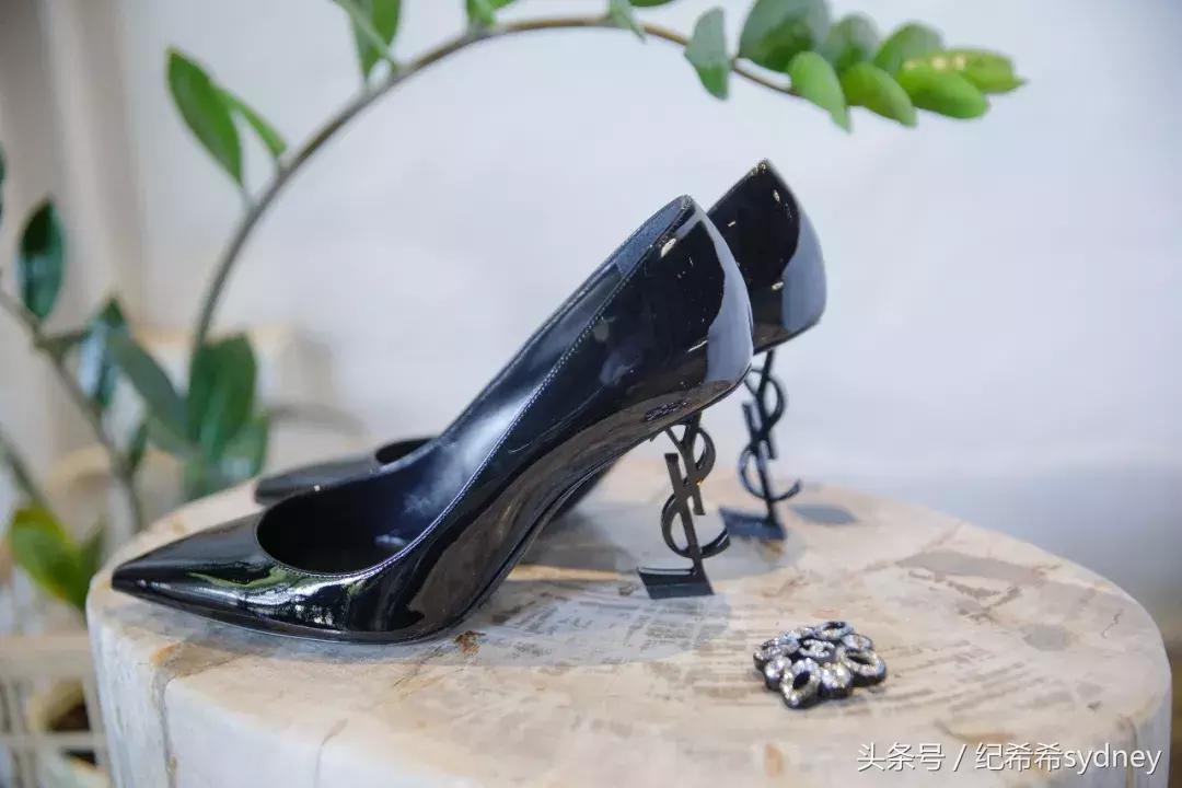 买了两双几乎一样的高跟鞋,想买一双大红的高跟鞋