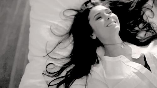 月经量少总淋漓不尽褐色的血,月经量多颜色淡是怎么回事