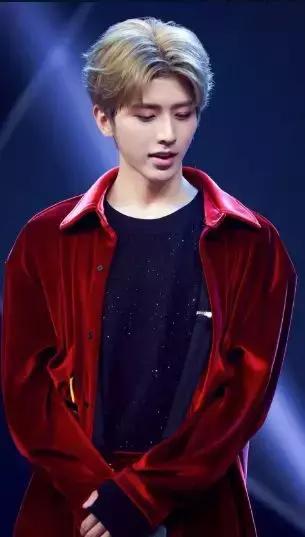 蔡徐坤张艺兴唇膏图片,朱正廷看蔡徐坤唇膏