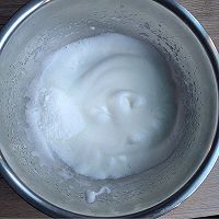 六寸戚风蛋糕超详细版的做法步骤,六寸戚风蛋糕超详细版的做法