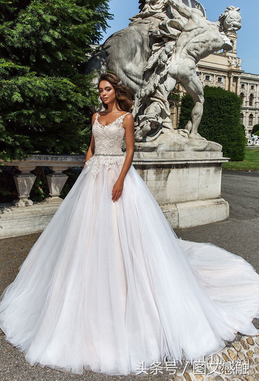 水晶设计2018婚纱“皇家花园”及高级定制新娘礼服