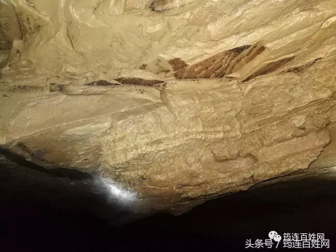 贵州女子探洞,贵州姑娘探山洞