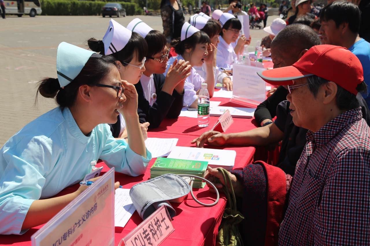 医护人员进社区义诊教老人护牙,省级医学专家下基层服务百姓健康