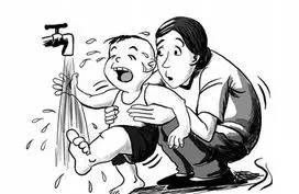 滚烫开水烫伤现场如何急救,手背被开水烫伤了怎么急救