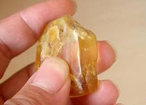 蜜蜡上的小坑坑是什么,蜜蜡很深的坑雕刻什么