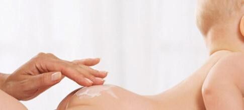 小孩红屁股是尿不湿的原因吗,宝宝穿尿不湿红屁屁用什么护臀膏