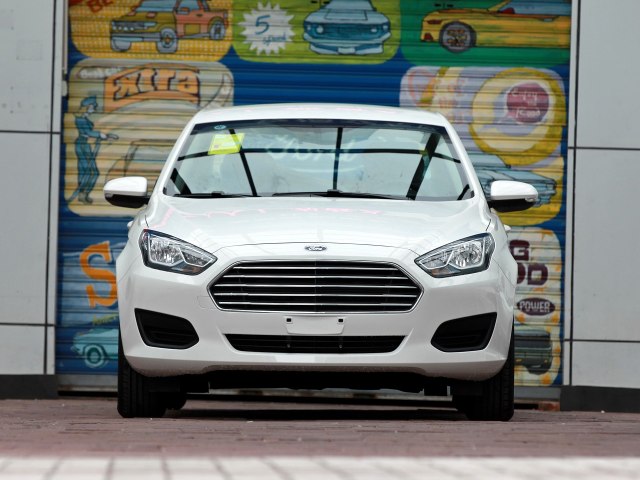 长安锐程cc和福特福睿斯哪个好,长安福特5万到8万元福睿斯新款