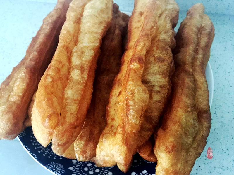 怎样炸出来的油条又软又好吃,奶香油条香酥蓬松的做法非油炸
