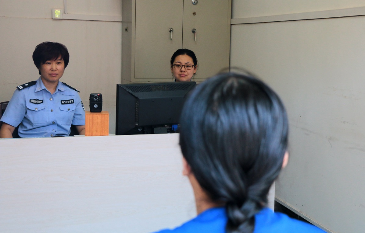 看守所女管教安抚死刑犯,看守所女警管教女犯罪嫌疑人