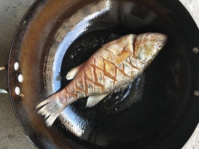 炒菜锅以前煎鱼不粘锅现在粘锅,煎鱼开始不粘锅怎么后面粘锅