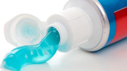 衣服上辣子油清洁小妙招,生活小常识衣服去污