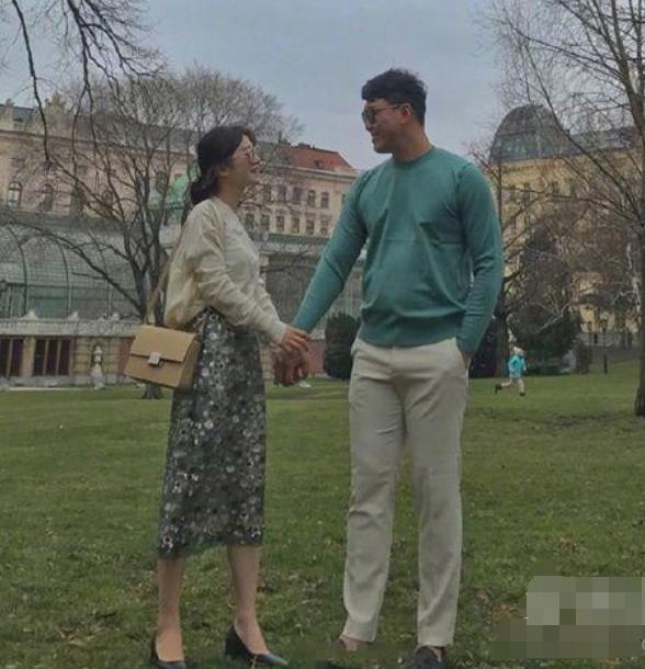 春季必试的情侣装搭配用桃花色为爱情加分！