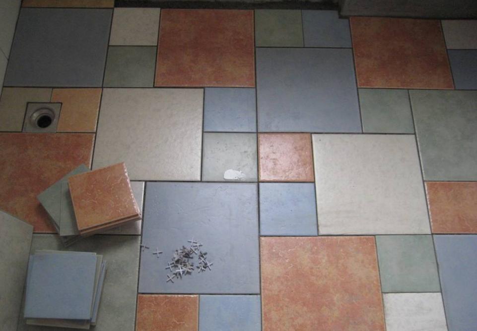 卫生间地面天天都是湿漉漉的?老师傅总结做好这4点是关键！