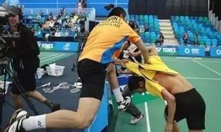 羽毛球黑牌警告什么意思,羽毛球黄牌警告有什么影响