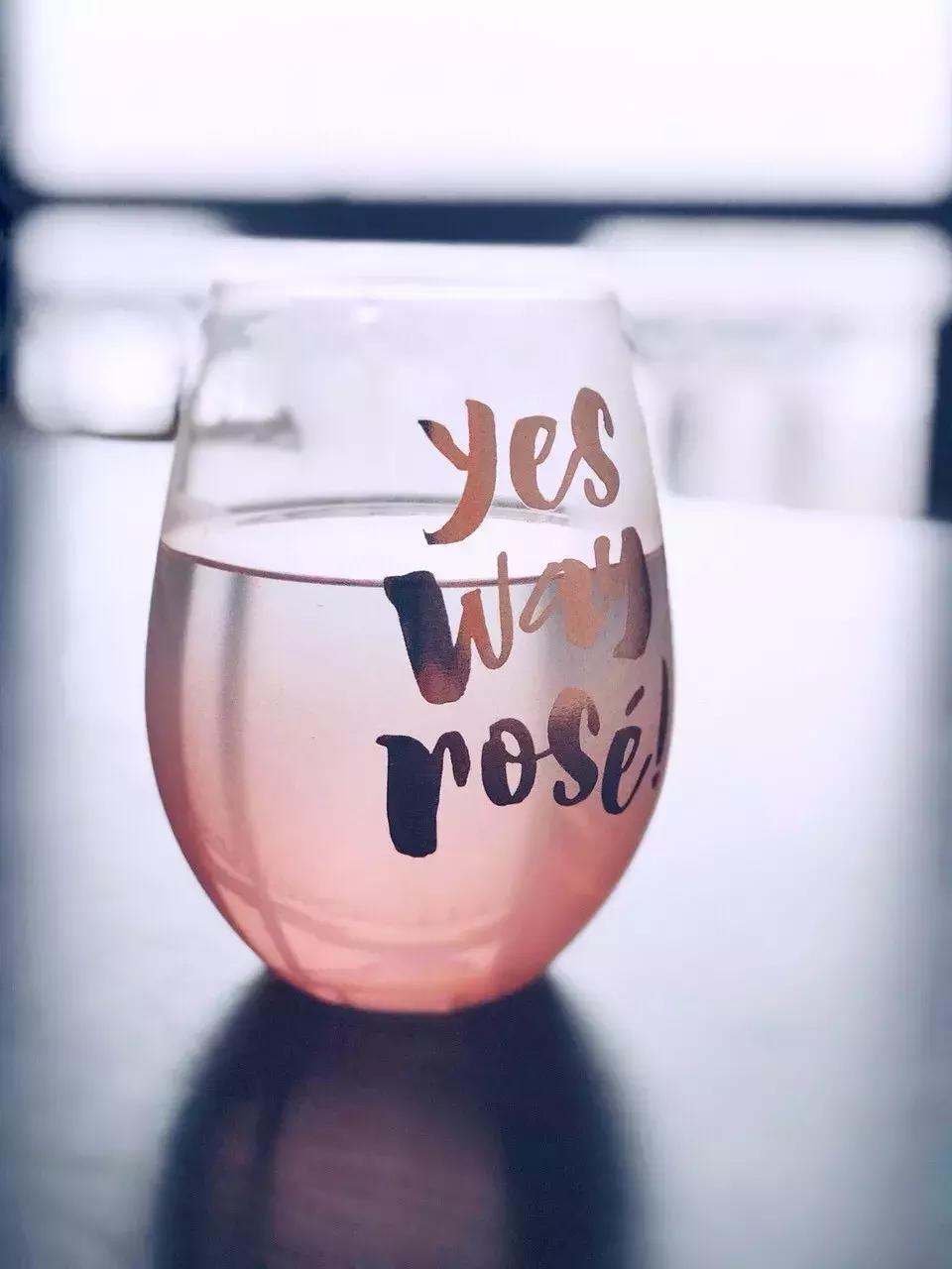 喝水选择自己喜欢的杯子,选择喝水的杯子