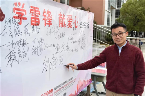 学雷锋爱心义卖活动小学生日记,小学生开展学雷锋献爱心义卖捐款