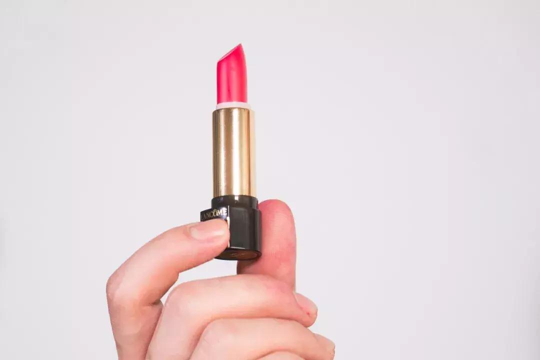 为什么女人这么爱口红？*力暴**拆了12支大牌口红，结果惊人地发现……