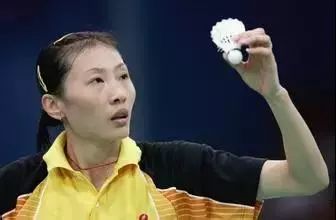 羽毛球发球五种违例怎么罚,羽毛球违例换发球权吗