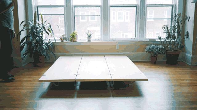 流浪汉用垃圾桶造房子,流浪汉自己用木头建了个房子