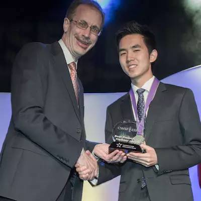 焦点人物：18岁华裔生研究废水细菌发电获英特尔大奖冠军！