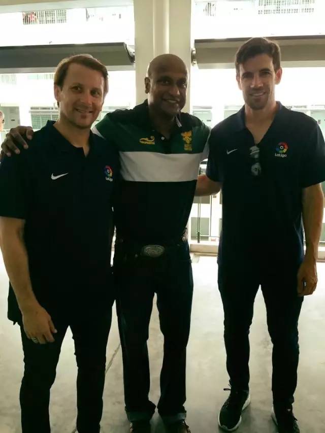 18岁中学生，获校友股票王赠送西甲球星签名球衣