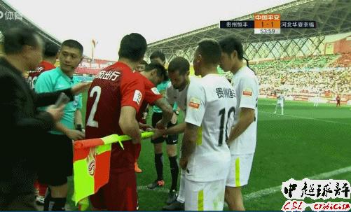 中国足球的悲哀：中超角旗杆坏掉竟中断比赛达5分钟！
