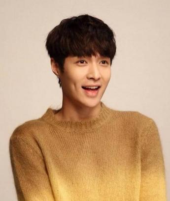 没有酒窝但想要酒窝化妆教程,用眼影画酒窝教程