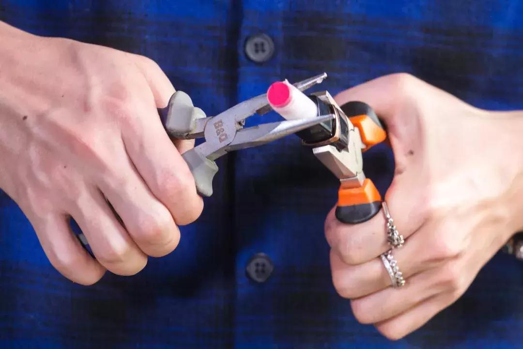 为什么女人这么爱口红？*力暴**拆了12支大牌口红，结果惊人地发现……