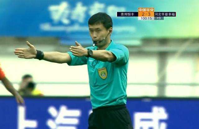 中超出现10分钟长补时,主裁三度启用视频回放,修角旗竟花了5分钟