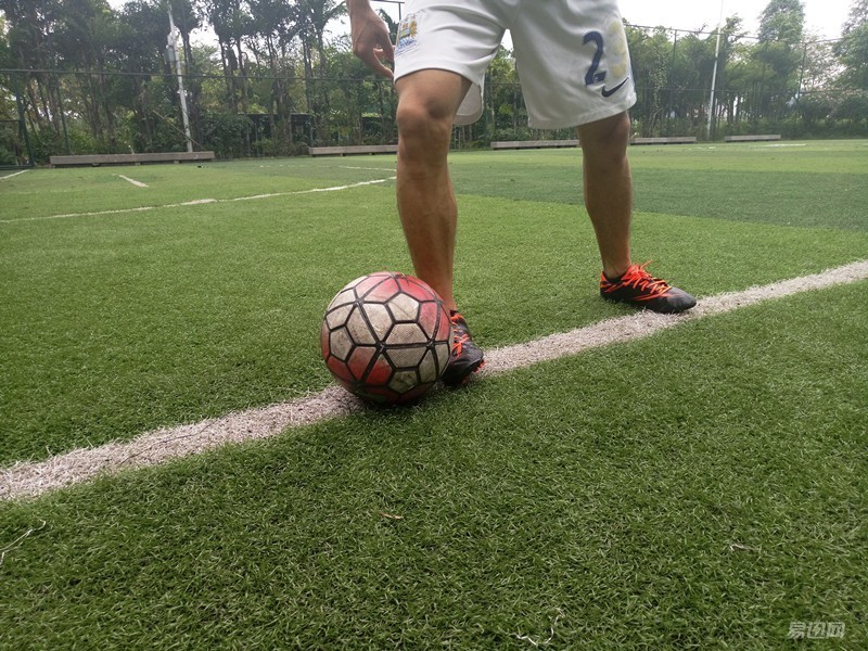 迪卡侬agility500mg足球鞋,开箱白红色的迪卡侬足球鞋