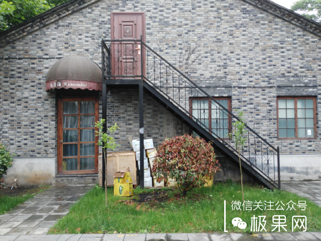 荣耀的这个电话充满心机，镜头竟可以翻转180°