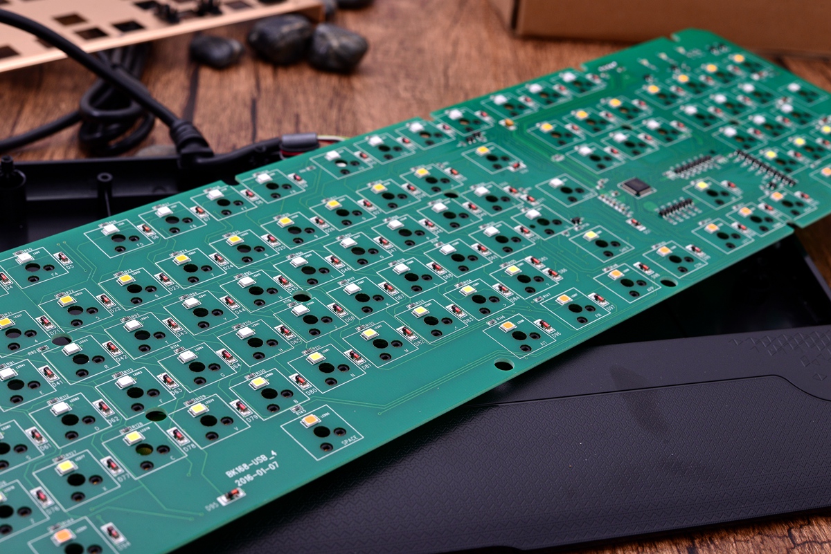 可换轴机械键盘走向2.0时代，E元素三防机械键盘对比拆解