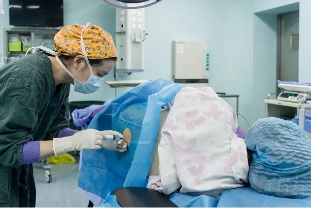 无痛分娩产程处理,产妇痛到绝望丈夫却拒绝