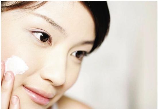 脸上痘痘挤出来白色固体颗粒,脸上的痘痘挤出来白色的东西