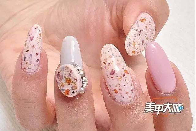 美甲没几天出现脱落起边？甲油胶总照不干？戳我