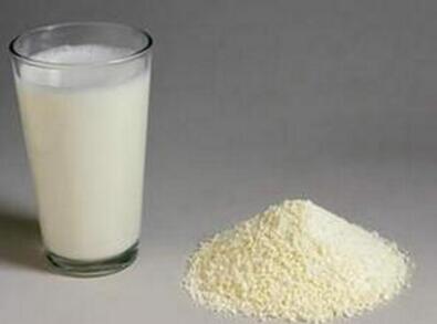 鲜奶贵还是奶粉贵,鲜奶和奶粉哪个更实惠