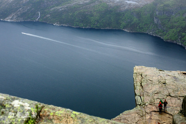 你敢站在悬崖边拍视频吗,你敢站在房顶边缘吗