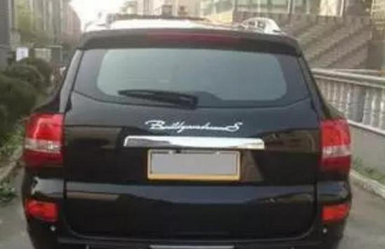 小伙将黄海旗胜改成奔驰ML，骗得好几个姑娘财色尽失！