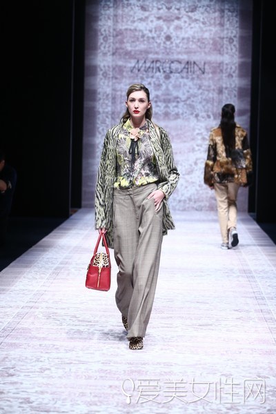 陈慧琳长腿出席活动坐姿,陈慧琳跳舞现场版露脐装