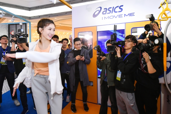 江疏影安踏运动鞋,江疏影耐克运动秋装