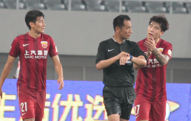 曝前中超金哨谭海被带走,谭海争议判罚