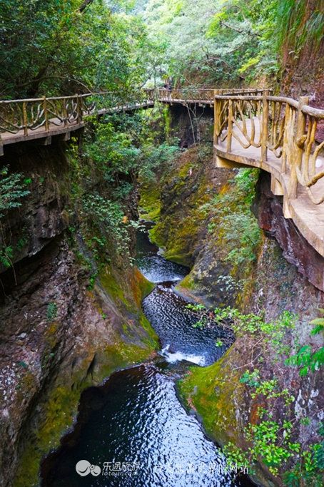 云顶景区瀑布,云顶山峡谷七彩瀑布